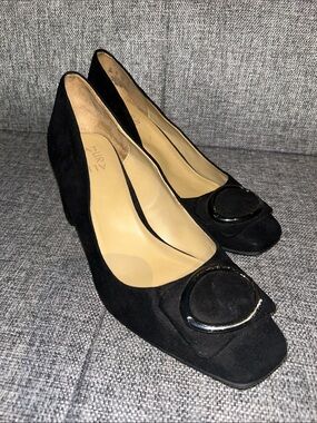 NEW - Naturalizer WINONA -  Black Suede Heels with Decorative Round Buckle